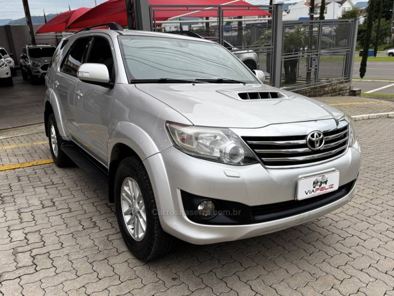 TOYOTA - HILUX SW4 - 2013/2013 - Prata - R$ 139.990,00