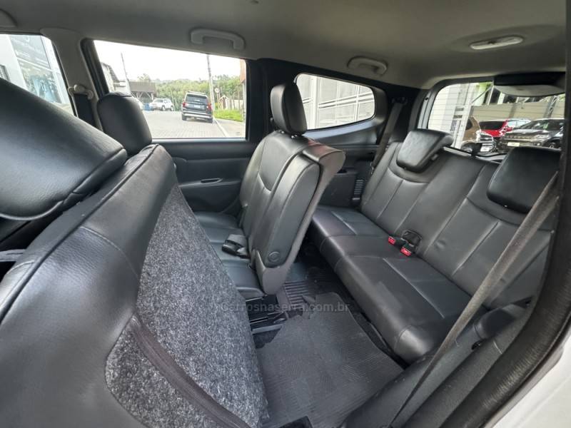 NISSAN - GRAND LIVINA - 2012/2013 - Prata - R$ 48.990,00