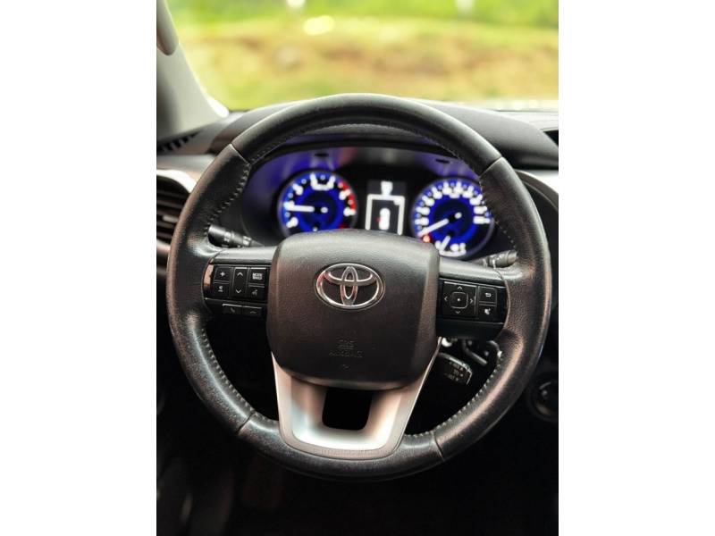 TOYOTA - HILUX - 2017/2018 - Prata - R$ 181.990,00