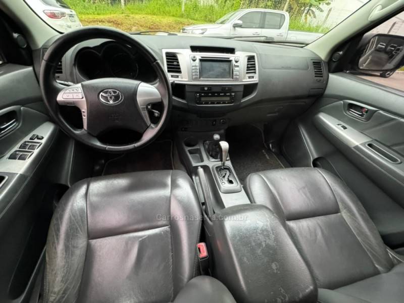TOYOTA - HILUX - 2012/2013 - Bege - R$ 133.990,00