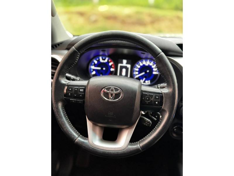 TOYOTA - HILUX - 2017/2018 - Prata - R$ 181.990,00
