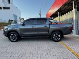 TOYOTA - HILUX - 2021/2021 - Cinza - R$ 224.990,00