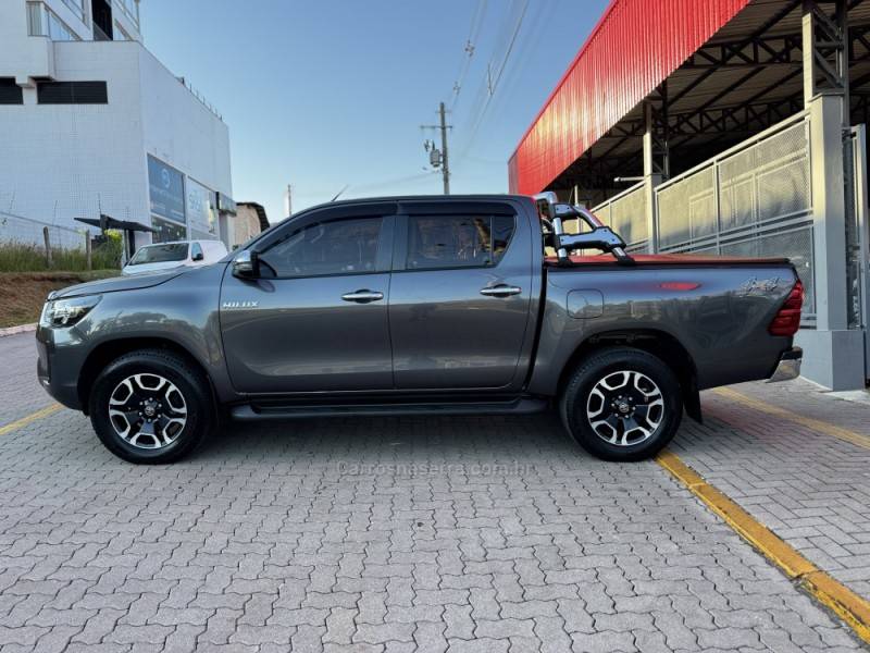 TOYOTA - HILUX - 2021/2021 - Cinza - R$ 224.990,00