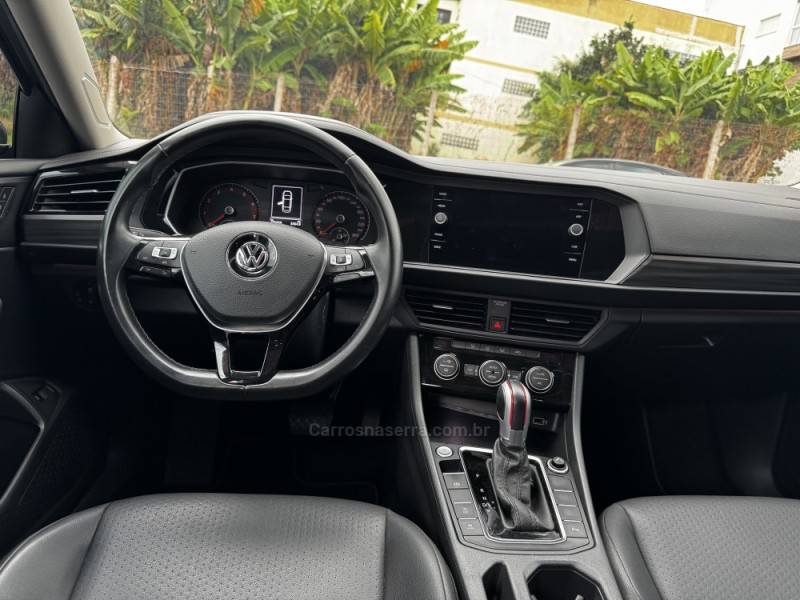 VOLKSWAGEN - JETTA - 2018/2019 - Cinza - R$ 109.990,00