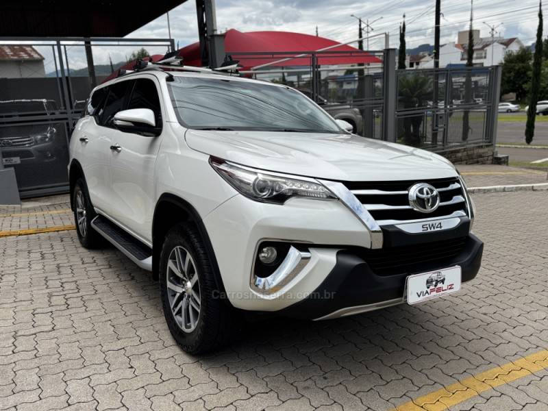 TOYOTA - HILUX SW4 - 2017/2017 - Branca - R$ 214.990,00