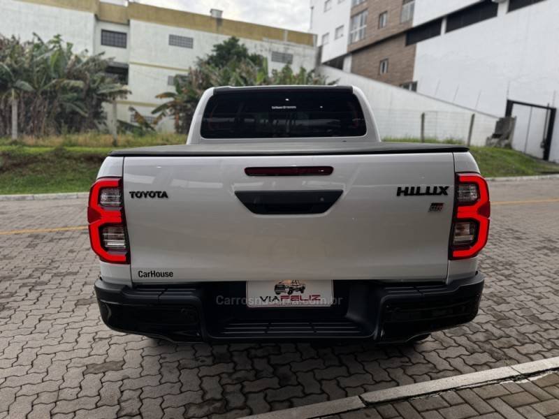 TOYOTA - HILUX - 2023/2023 - Branca - R$ 289.990,00