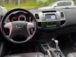 TOYOTA - HILUX - 2012/2013 - Bege - R$ 133.990,00