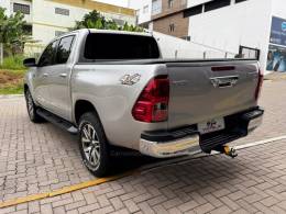 TOYOTA - HILUX - 2017/2018 - Prata - R$ 181.990,00