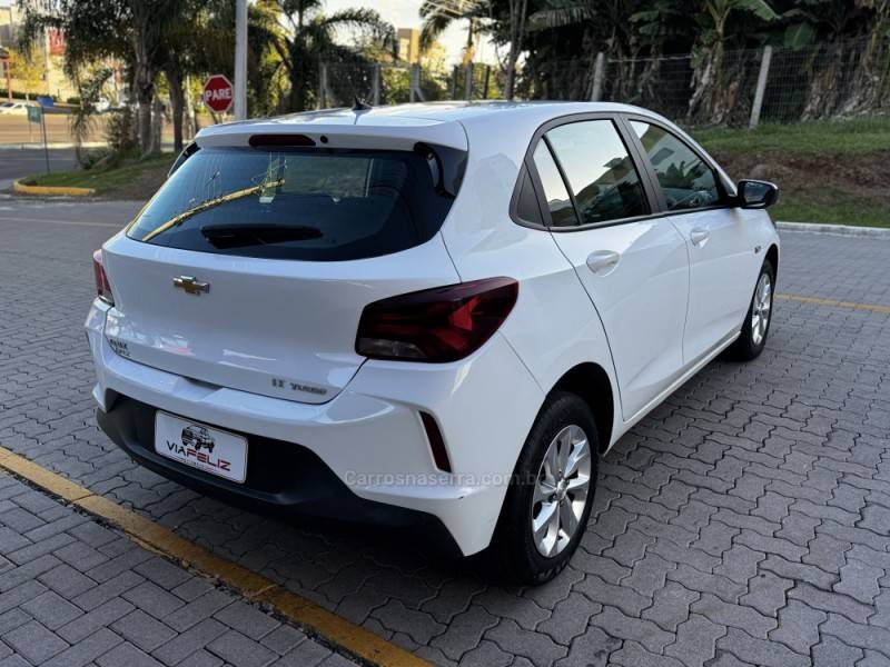 CHEVROLET - ONIX - 2022/2023 - Branca - R$ 81.990,00