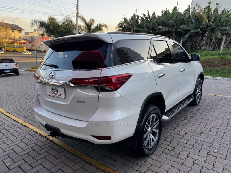 TOYOTA - HILUX SW4 - 2018/2019 - Branca - R$ 244.990,00