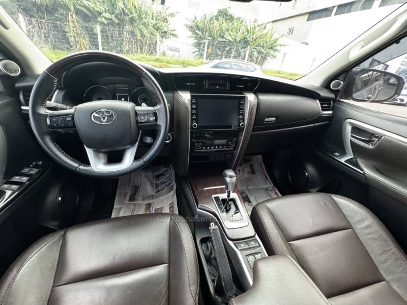 TOYOTA - HILUX SW4 - 2020/2020 - Prata - R$ 209.990,00