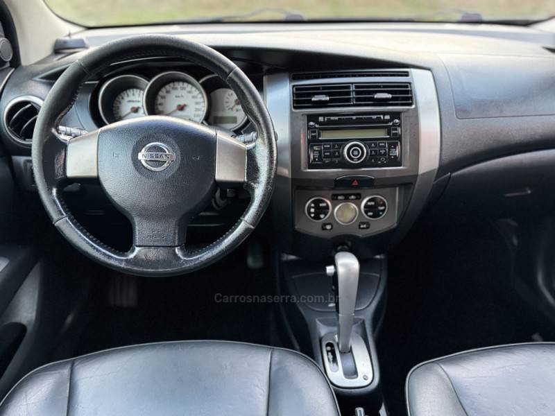 NISSAN - GRAND LIVINA - 2012/2013 - Prata - R$ 48.990,00