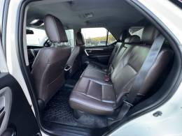 TOYOTA - HILUX SW4 - 2018/2019 - Branca - R$ 244.990,00