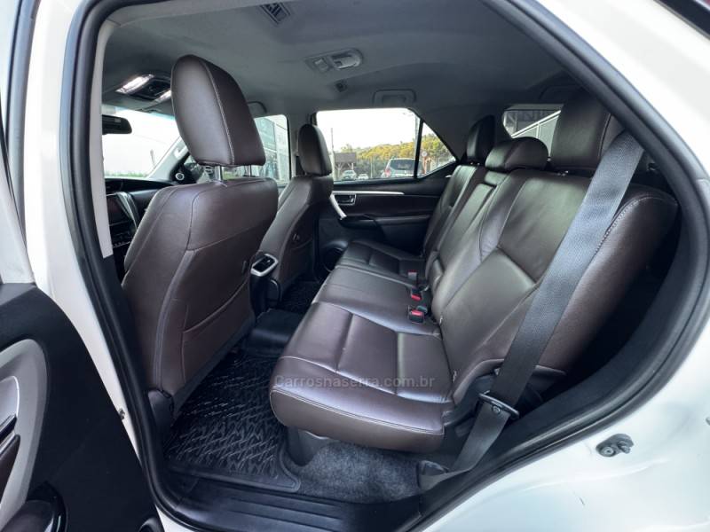 TOYOTA - HILUX SW4 - 2018/2019 - Branca - R$ 244.990,00