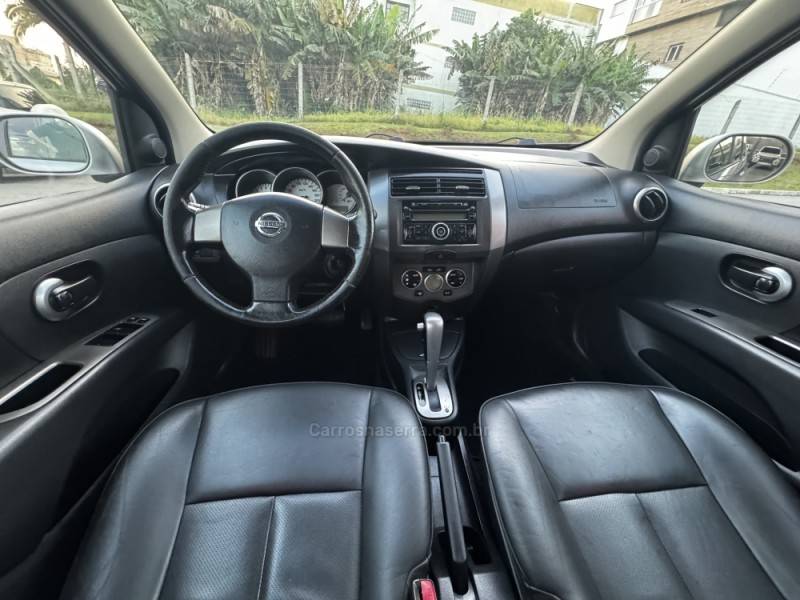 NISSAN - GRAND LIVINA - 2012/2013 - Prata - R$ 48.990,00