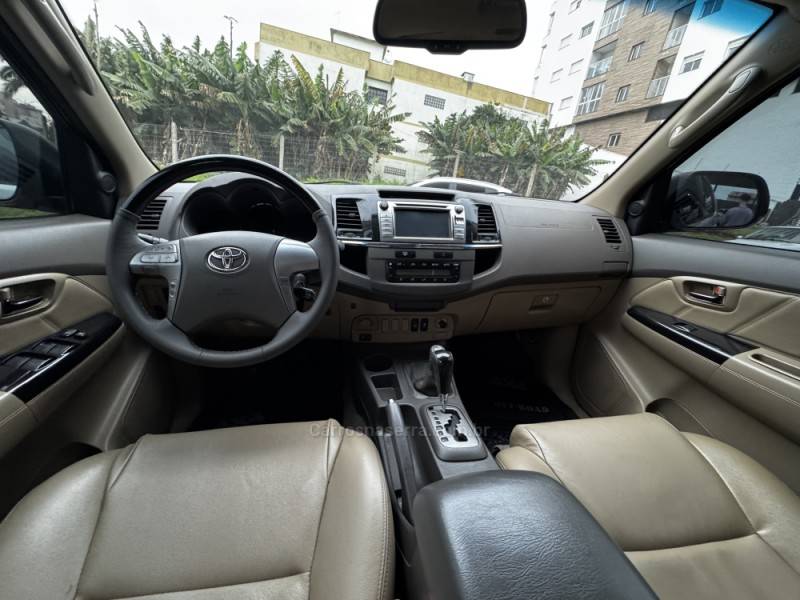 TOYOTA - HILUX SW4 - 2013/2013 - Prata - R$ 139.990,00