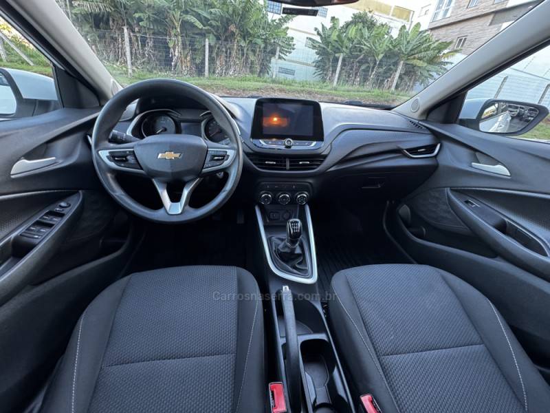 CHEVROLET - ONIX - 2022/2023 - Branca - R$ 81.990,00