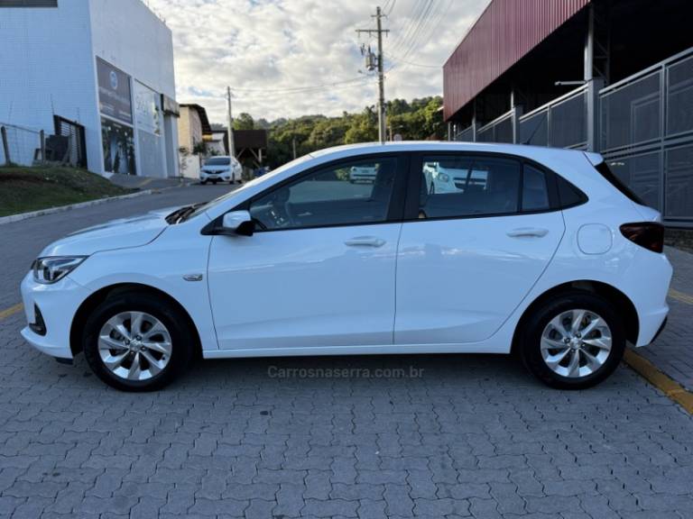 CHEVROLET - ONIX - 2022/2023 - Branca - R$ 81.990,00