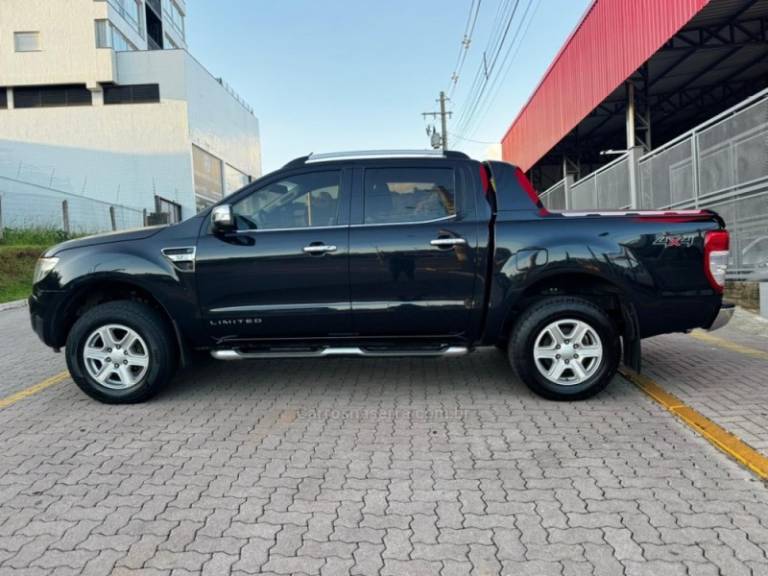 FORD - RANGER - 2012/2013 - Preta - R$ 111.990,00