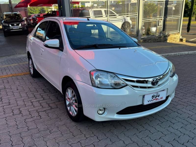 TOYOTA - ETIOS - 2015/2015 - Branca - R$ 51.990,00