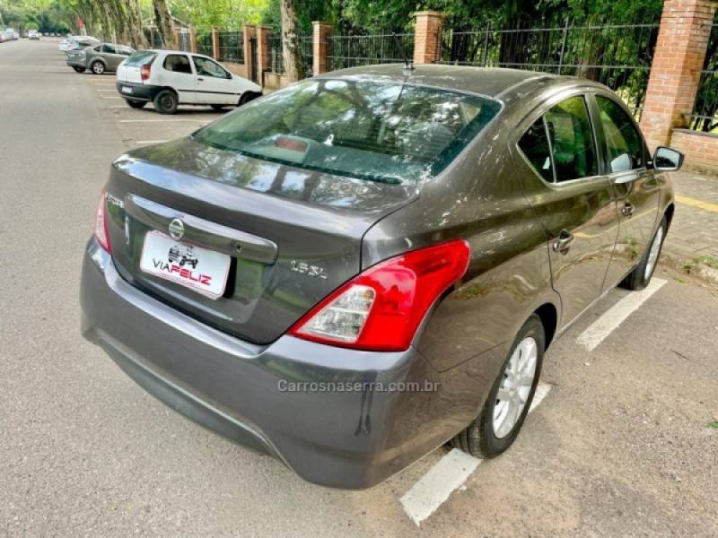 NISSAN - VERSA - 2015/2016 - Cinza - R$ 50.990,00