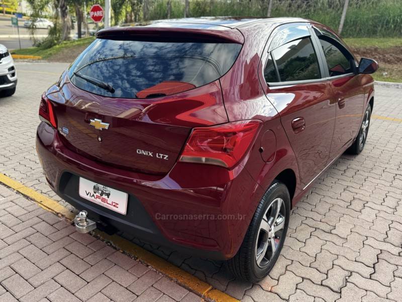 CHEVROLET - ONIX - 2017/2017 - Vermelha - R$ 63.990,00