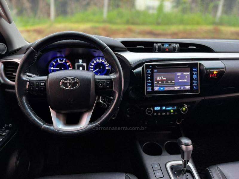 TOYOTA - HILUX - 2017/2018 - Prata - R$ 181.990,00
