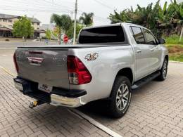 TOYOTA - HILUX - 2017/2018 - Prata - R$ 181.990,00