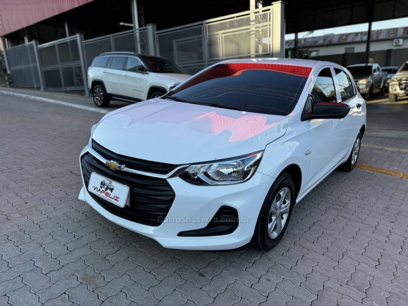 CHEVROLET - ONIX - 2022/2023 - Branca - R$ 77.990,00