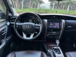 TOYOTA - HILUX SW4 - 2018/2019 - Branca - R$ 244.990,00