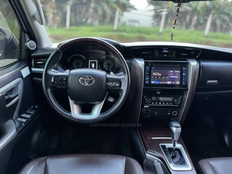 TOYOTA - HILUX SW4 - 2018/2019 - Branca - R$ 244.990,00