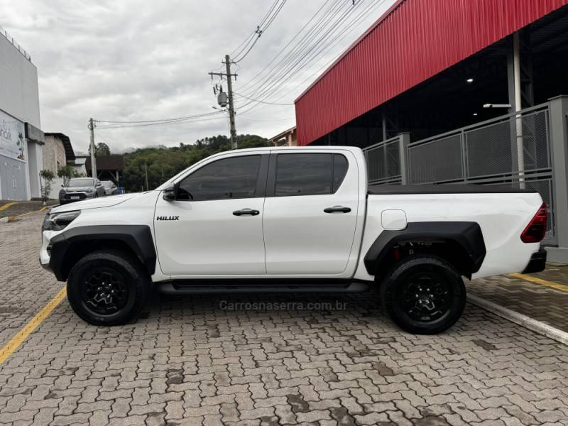 TOYOTA - HILUX - 2023/2023 - Branca - R$ 289.990,00