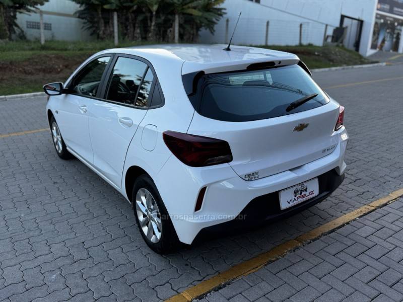 CHEVROLET - ONIX - 2022/2023 - Branca - R$ 81.990,00