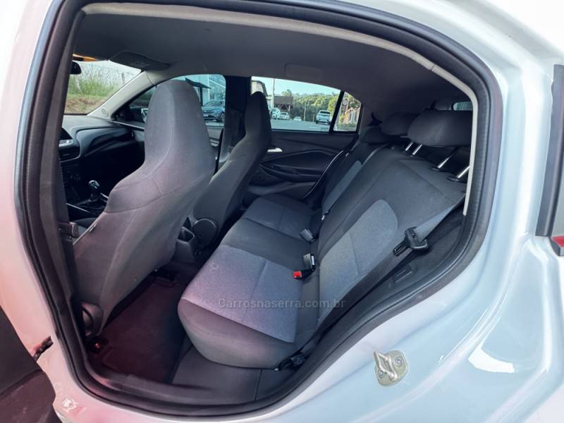 CHEVROLET - ONIX - 2022/2023 - Branca - R$ 77.990,00