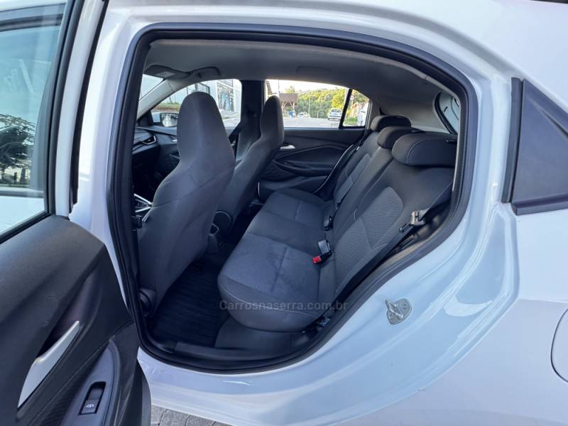 CHEVROLET - ONIX - 2022/2023 - Branca - R$ 81.990,00