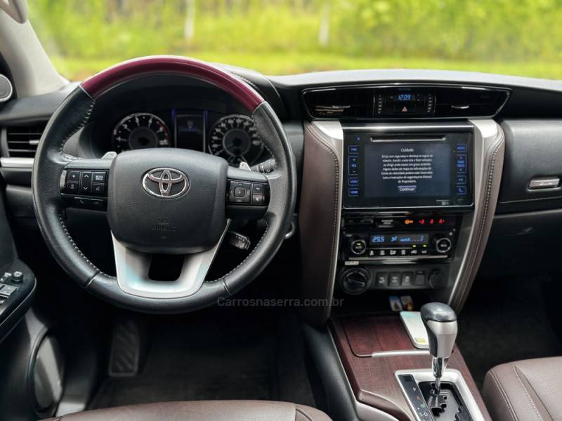 TOYOTA - HILUX SW4 - 2017/2017 - Branca - R$ 214.990,00
