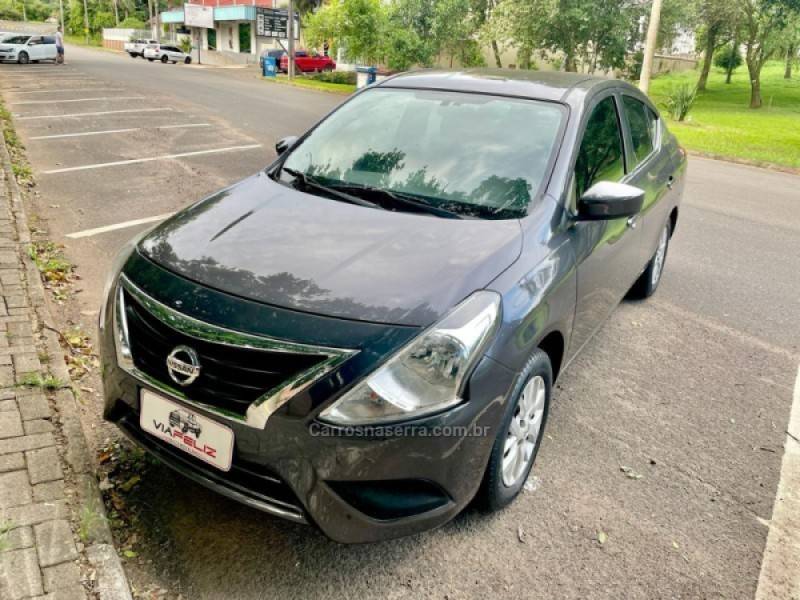 NISSAN - VERSA - 2015/2016 - Cinza - R$ 50.990,00
