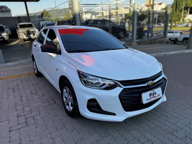 CHEVROLET - ONIX - 2022/2023 - Branca - R$ 77.990,00