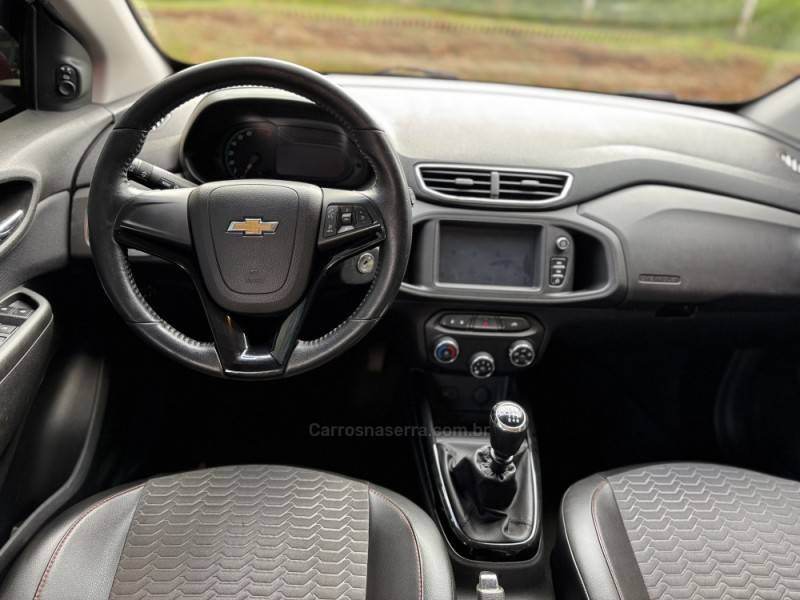 CHEVROLET - ONIX - 2017/2017 - Vermelha - R$ 63.990,00