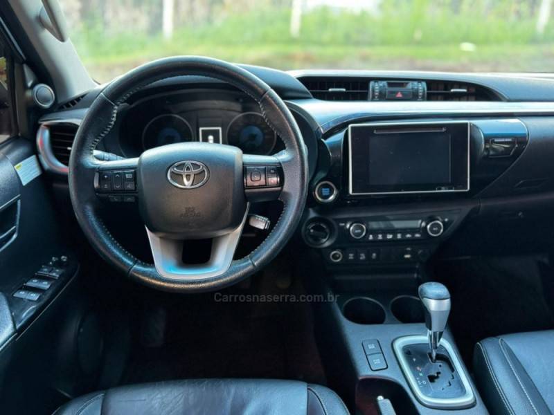 TOYOTA - HILUX - 2016/2016 - Prata - R$ 179.990,00