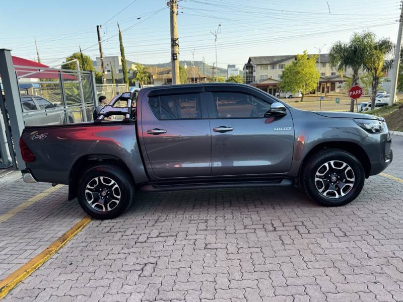 TOYOTA - HILUX - 2021/2021 - Cinza - R$ 224.990,00