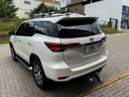 TOYOTA - HILUX SW4 - 2017/2017 - Branca - R$ 214.990,00