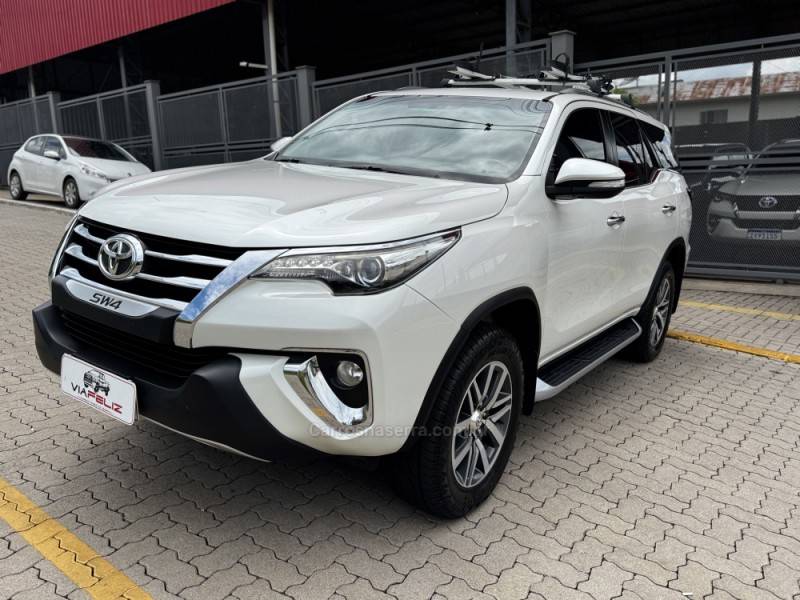 TOYOTA - HILUX SW4 - 2017/2017 - Branca - R$ 214.990,00