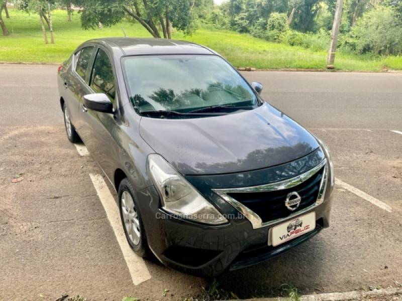 NISSAN - VERSA - 2015/2016 - Cinza - R$ 50.990,00