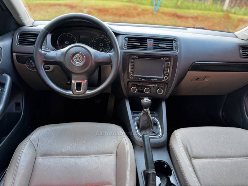 VOLKSWAGEN - JETTA - 2011/2012 - Prata - R$ 64.990,00