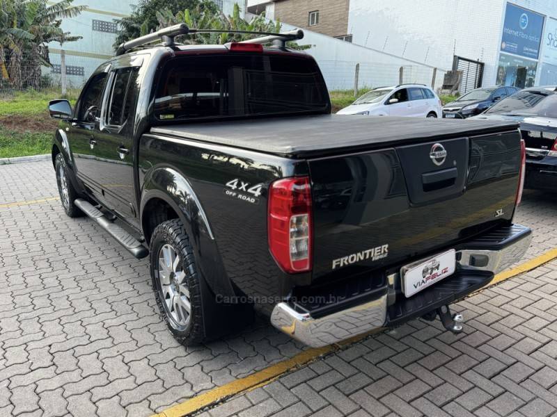 NISSAN - FRONTIER - 2013/2014 - Preta - R$ 105.990,00
