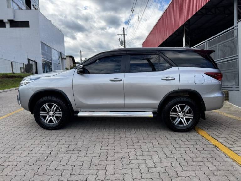 TOYOTA - HILUX SW4 - 2020/2020 - Prata - R$ 209.990,00