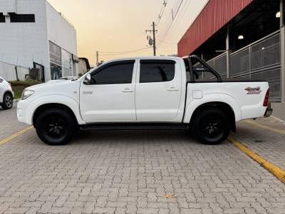 TOYOTA - HILUX - 2011/2011 - Branca - R$ 119.990,00