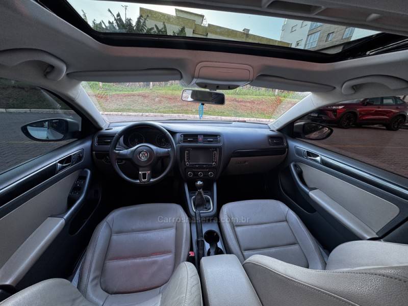 VOLKSWAGEN - JETTA - 2011/2012 - Prata - R$ 64.990,00