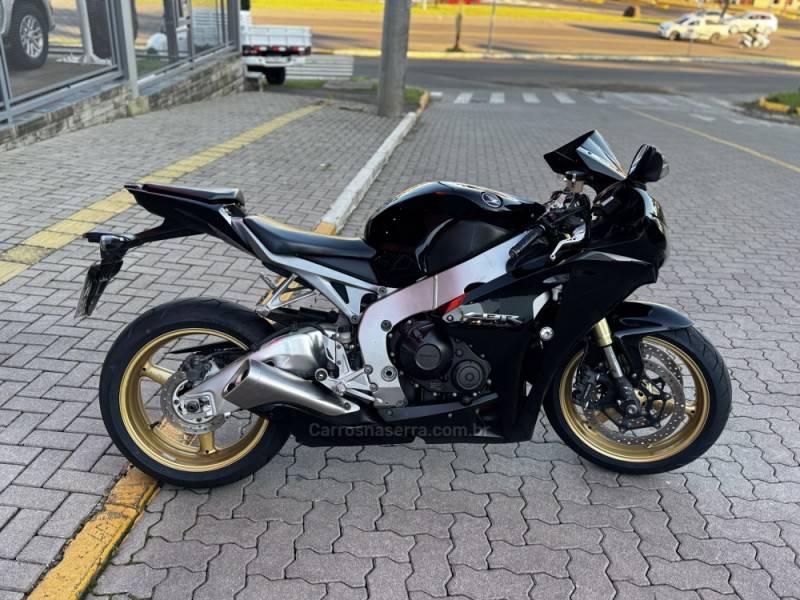 HONDA - CBR 1000RR - 2010/2010 - Preta - R$ 44.990,00